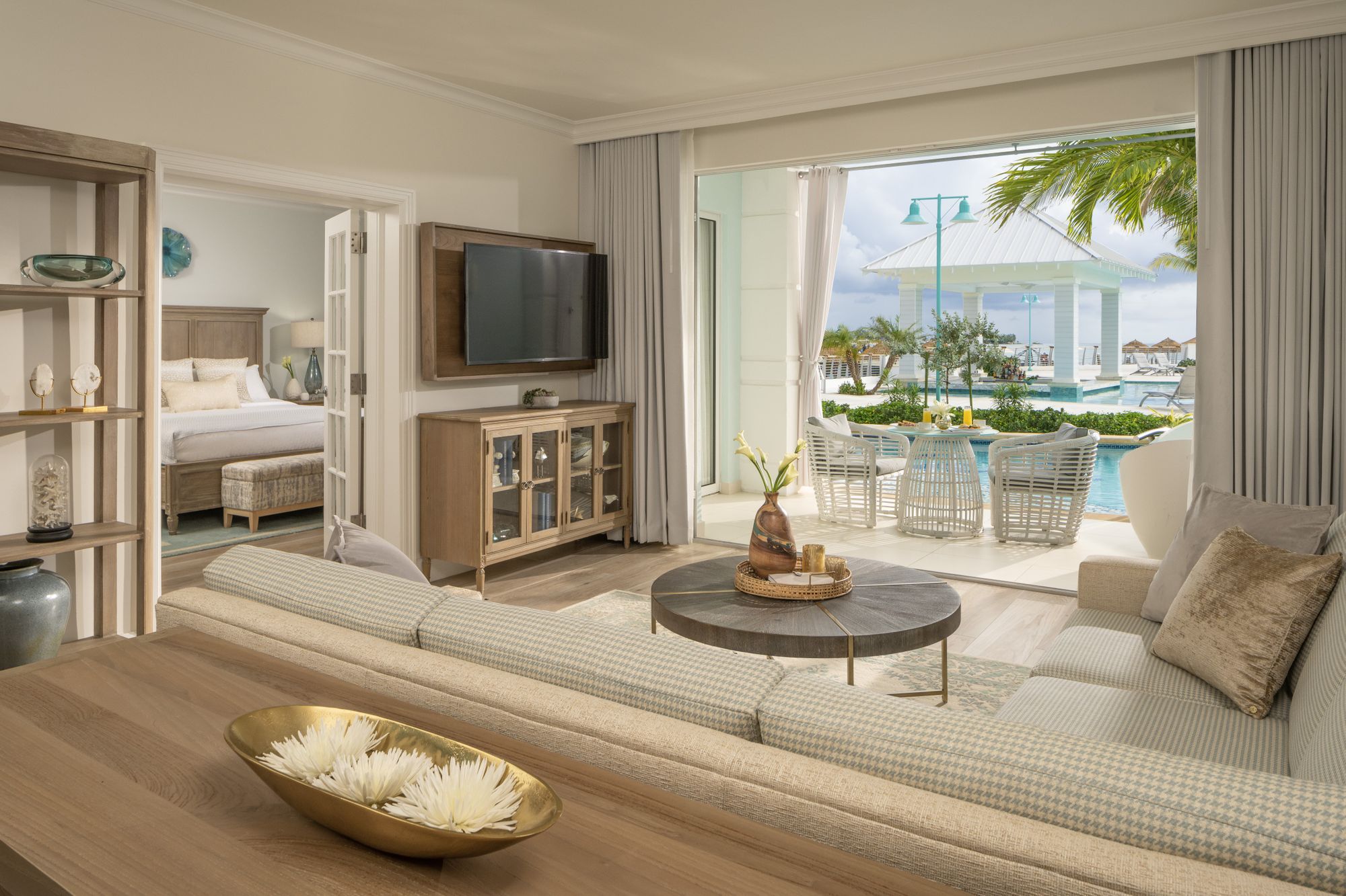 os1b-tub-sandals-royal-bahamian-room--1--1