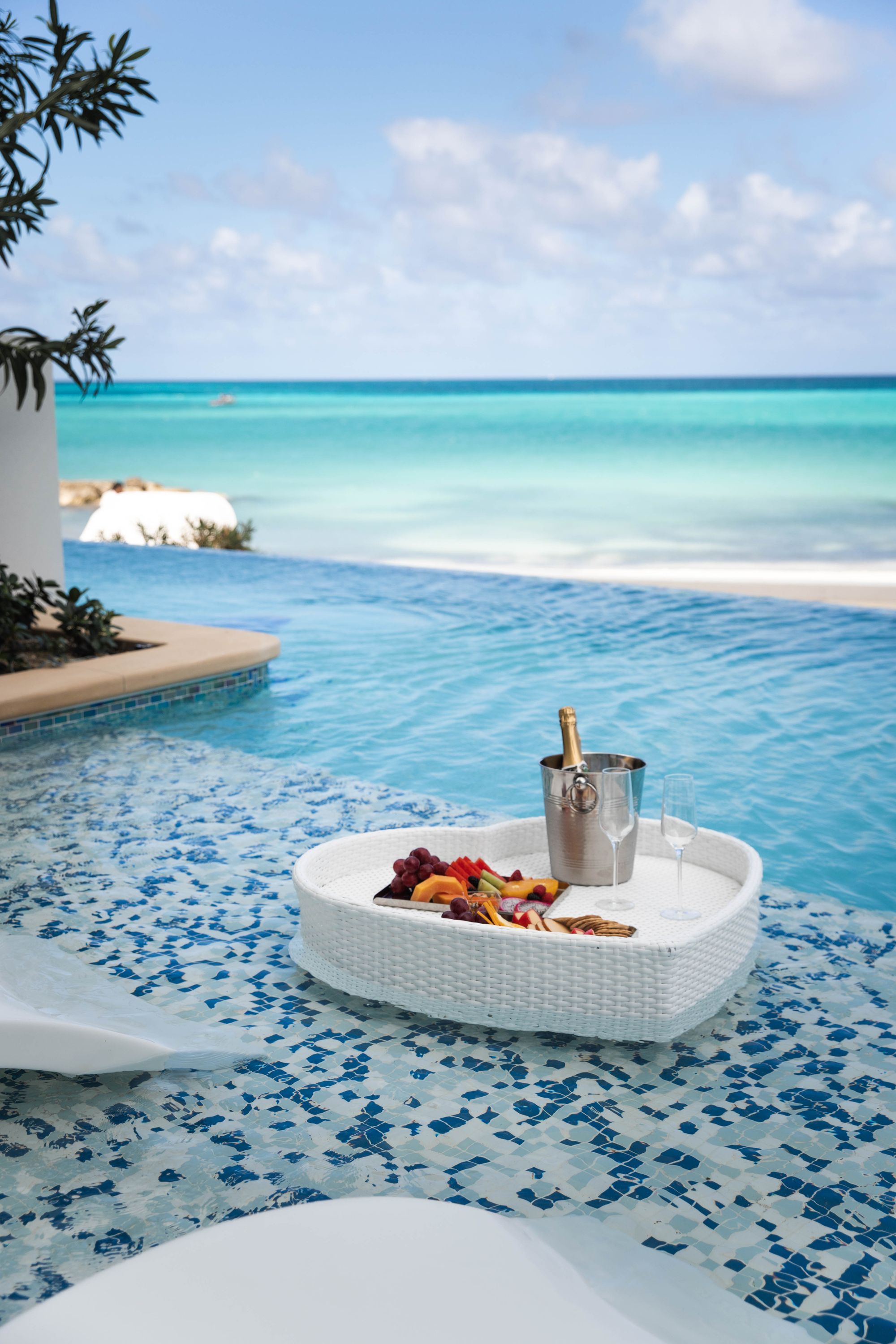 sandals-royal-bahamian-tray-1