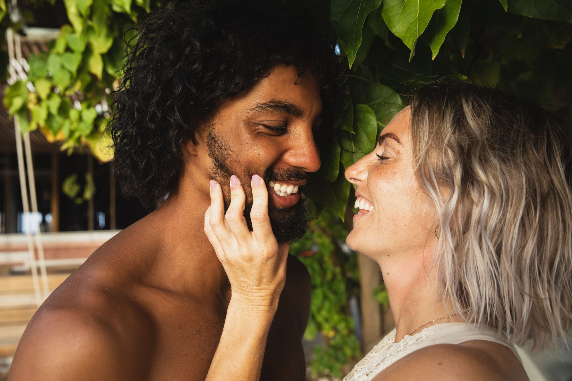 couple on vacation kiss