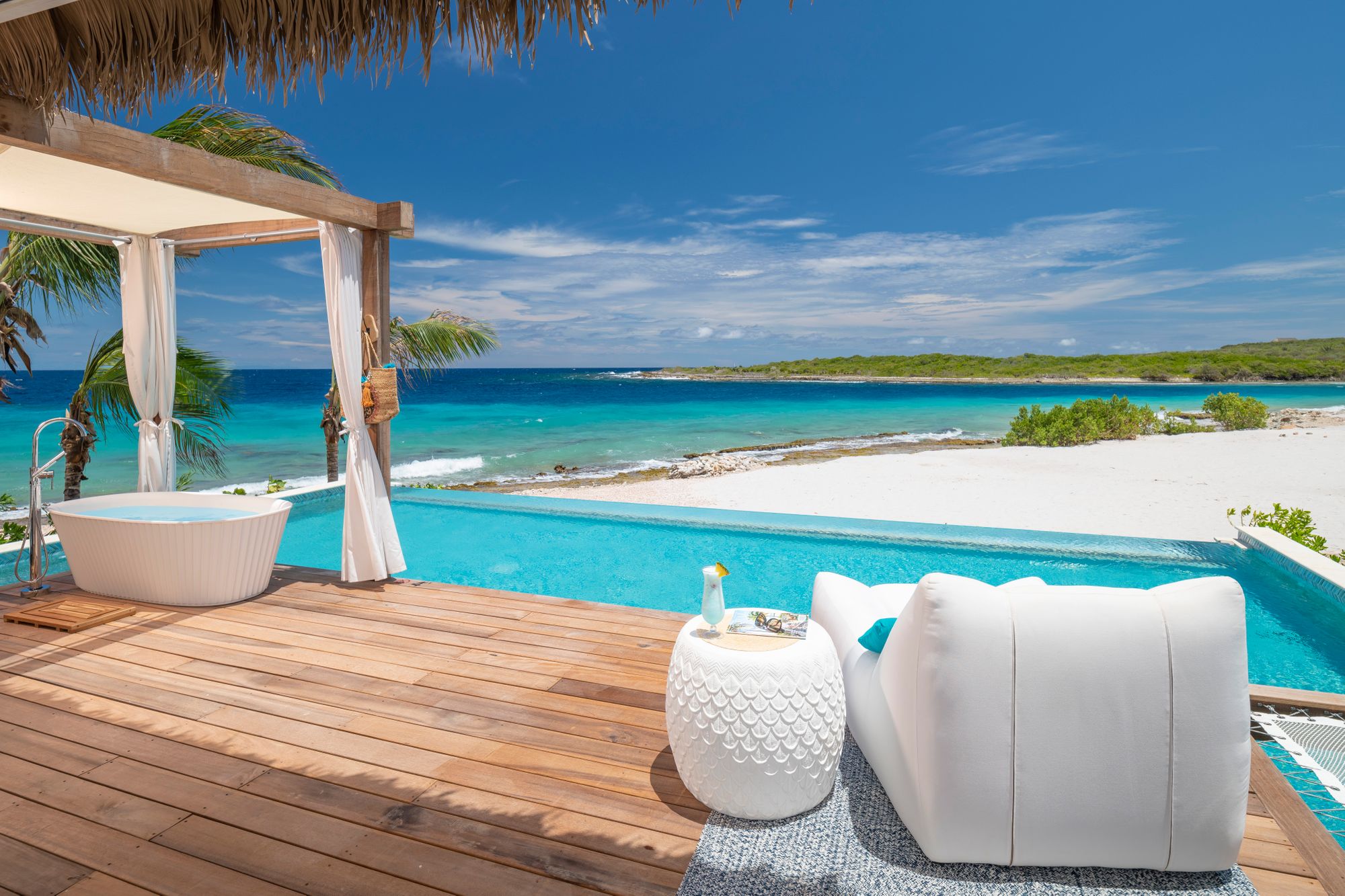 Sandals-Royal-Curacao_Awa-Seaside-Butler-Bungalows_-Patio_1