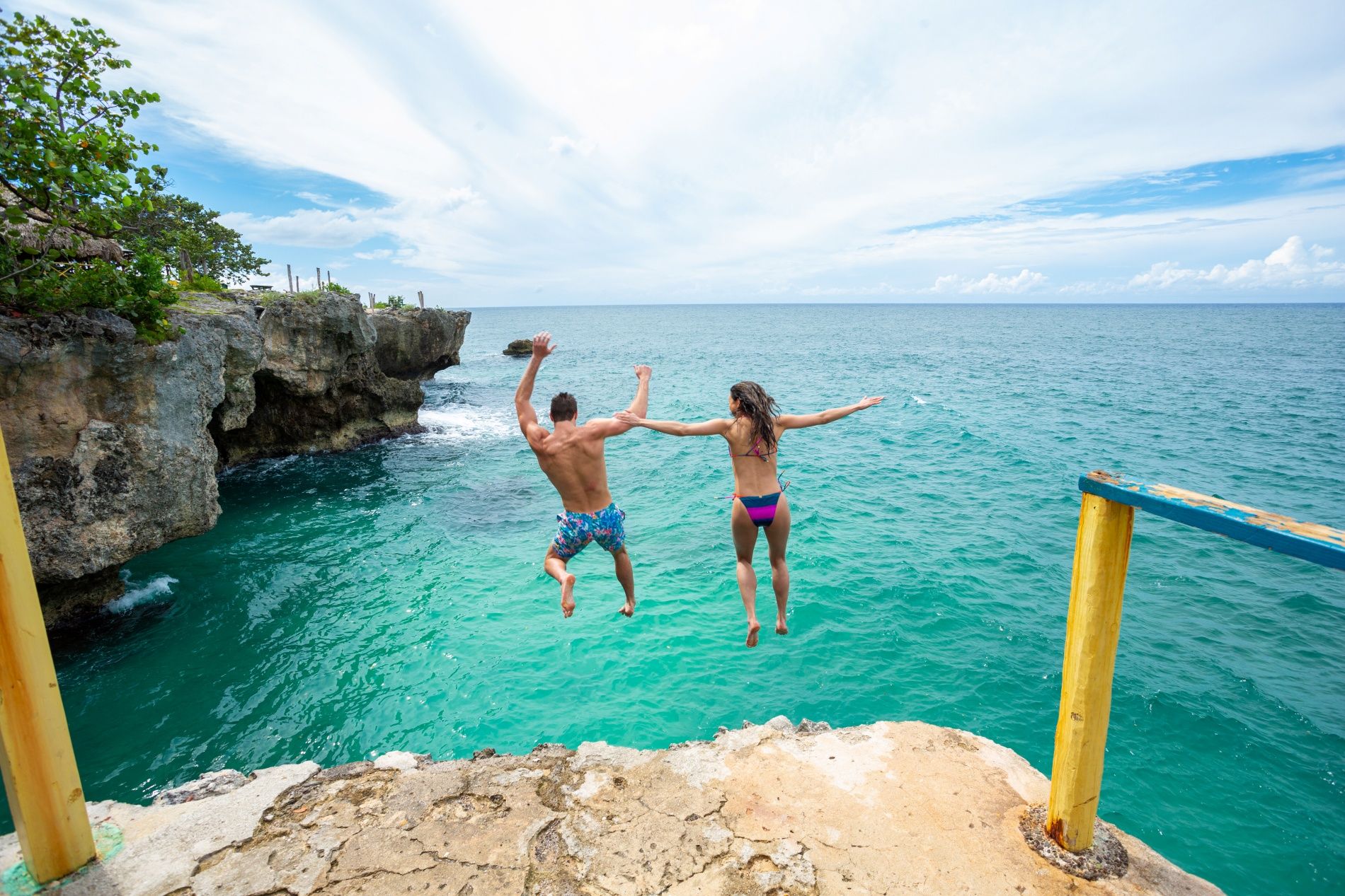 sandals-couple-cliff-jumping-xtabi-gbp-0154
