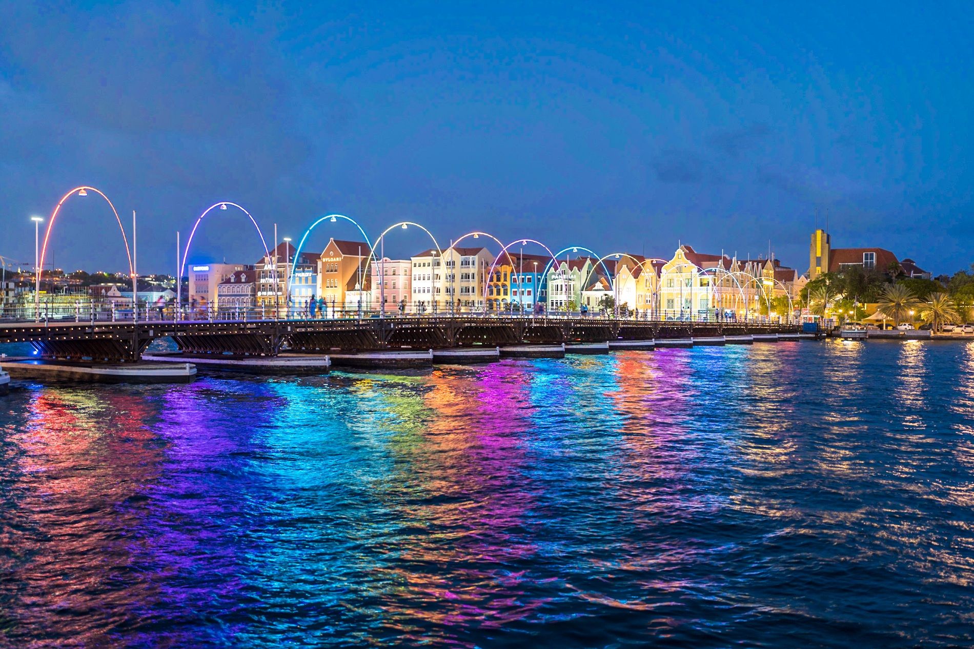 curacao-willemstd-colorful-nightlife
