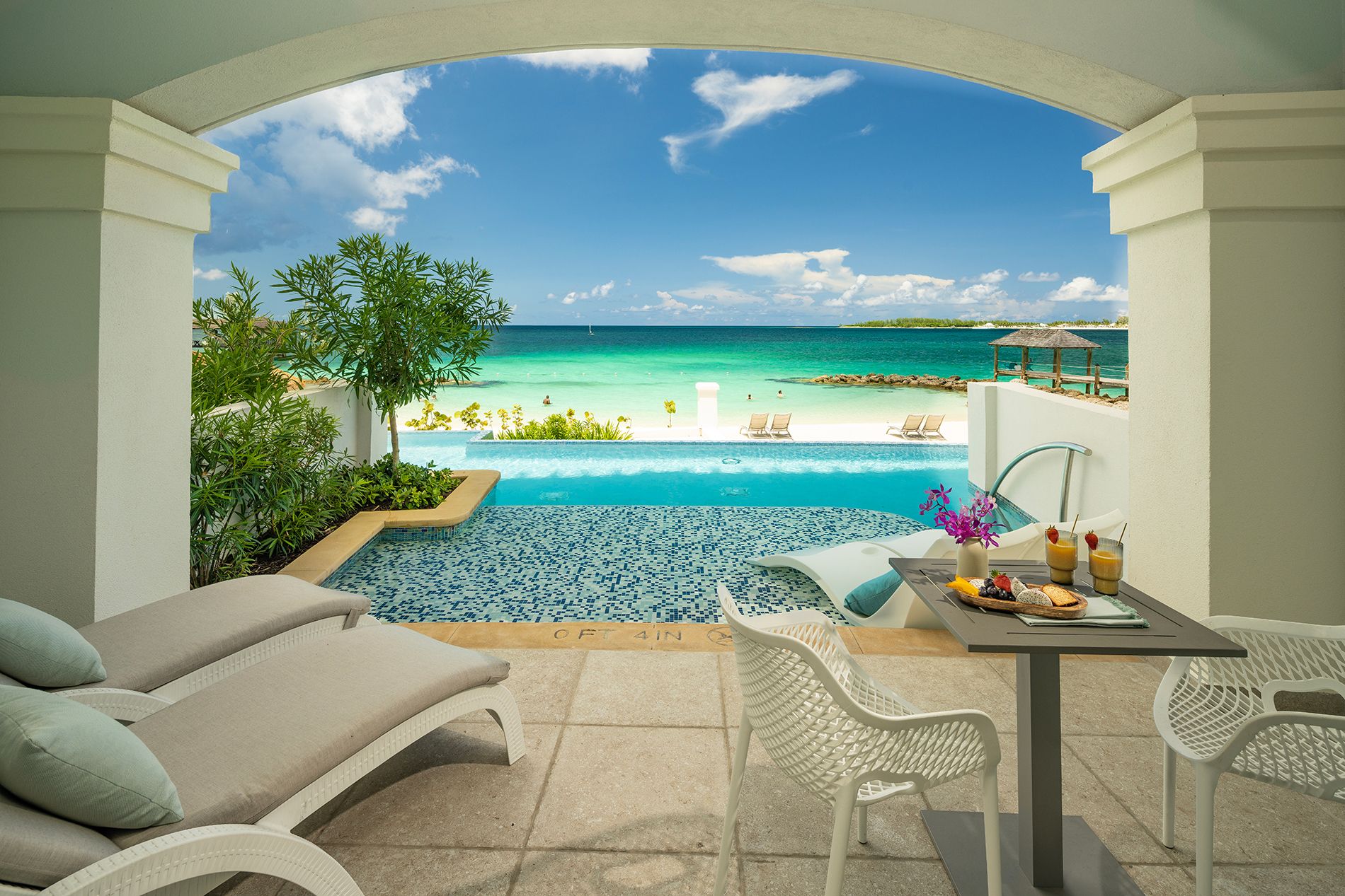 sandals-royal-bahamian-swim-up
