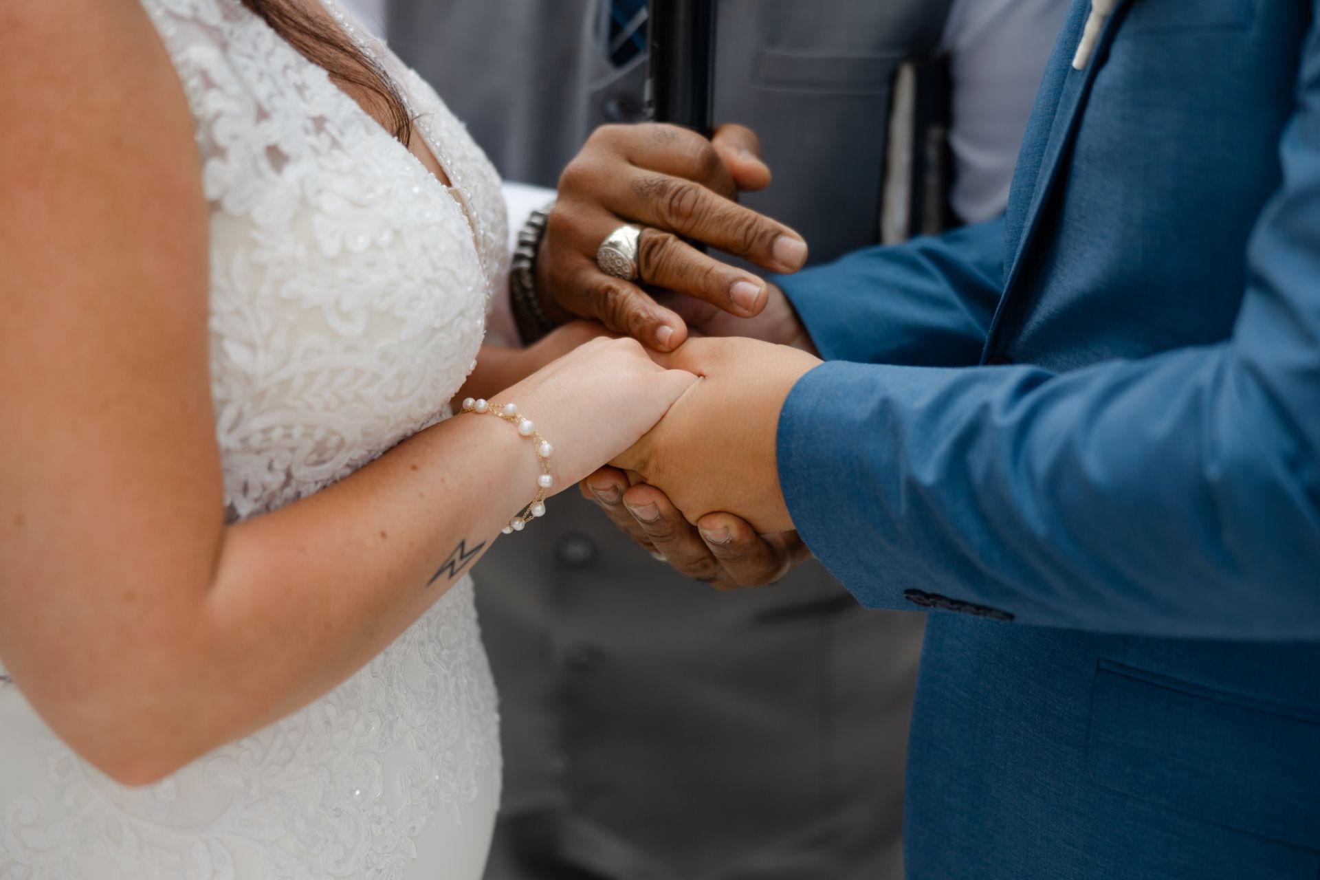 bride-groom-holding-hands-vow
