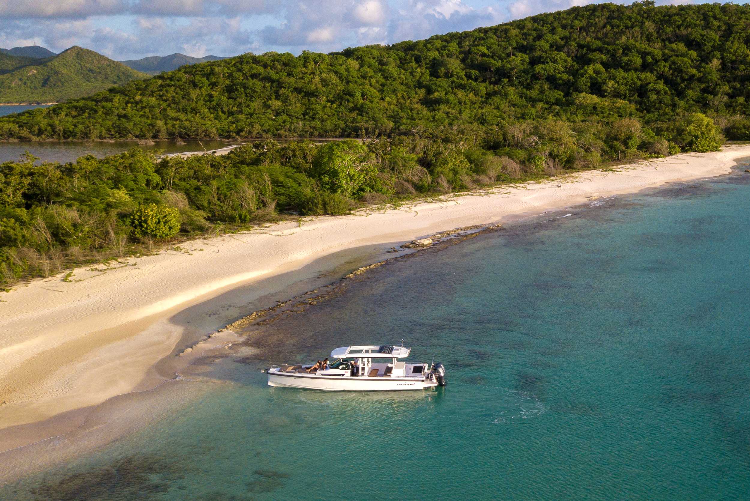 dive-boat-Antigua-scuba