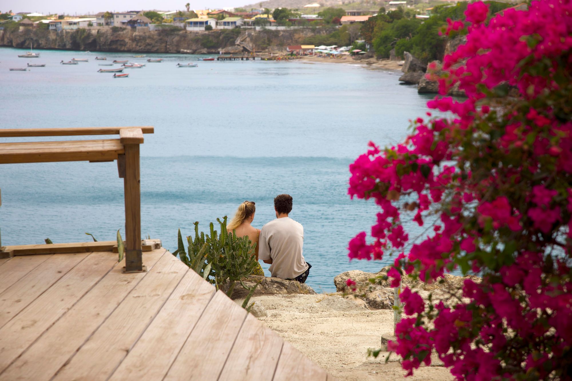 couple-in-curacao-looking-at-the-ocean