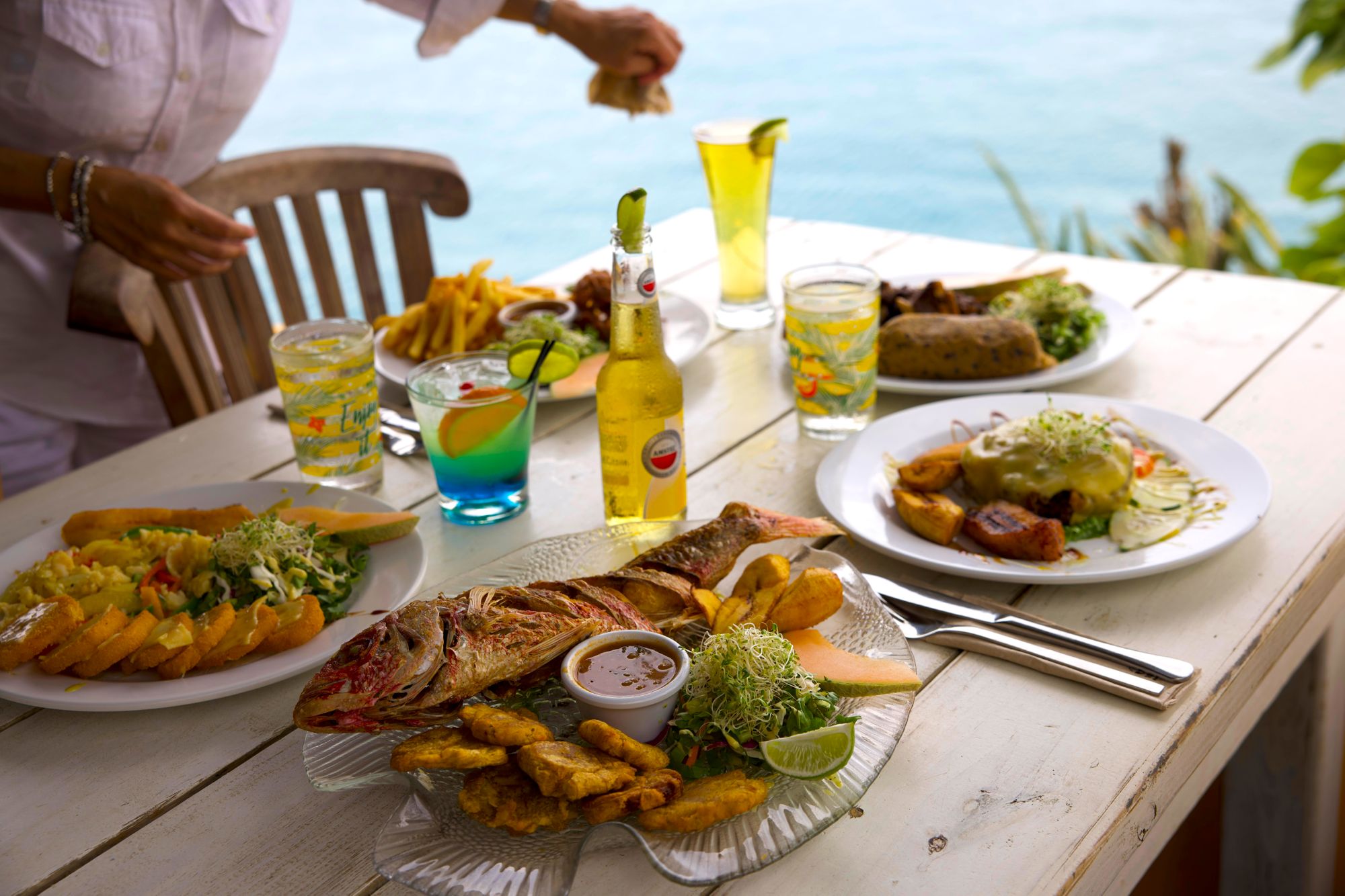 Dining-in-Curacao-table-set-with-food-by-ocean
