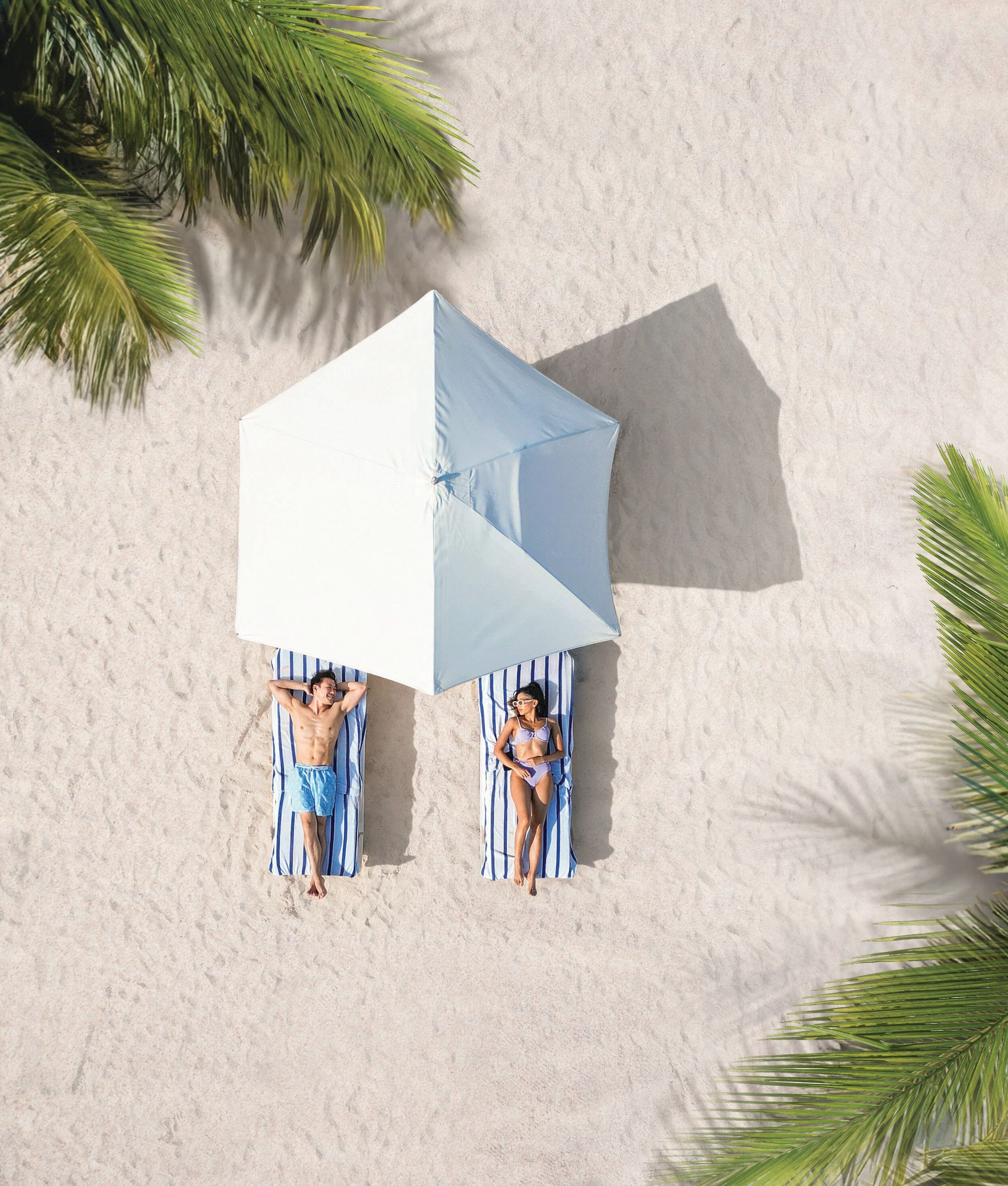 JPG-Version-SDR-Lifestyle-Couple-Beach-Laying-Out