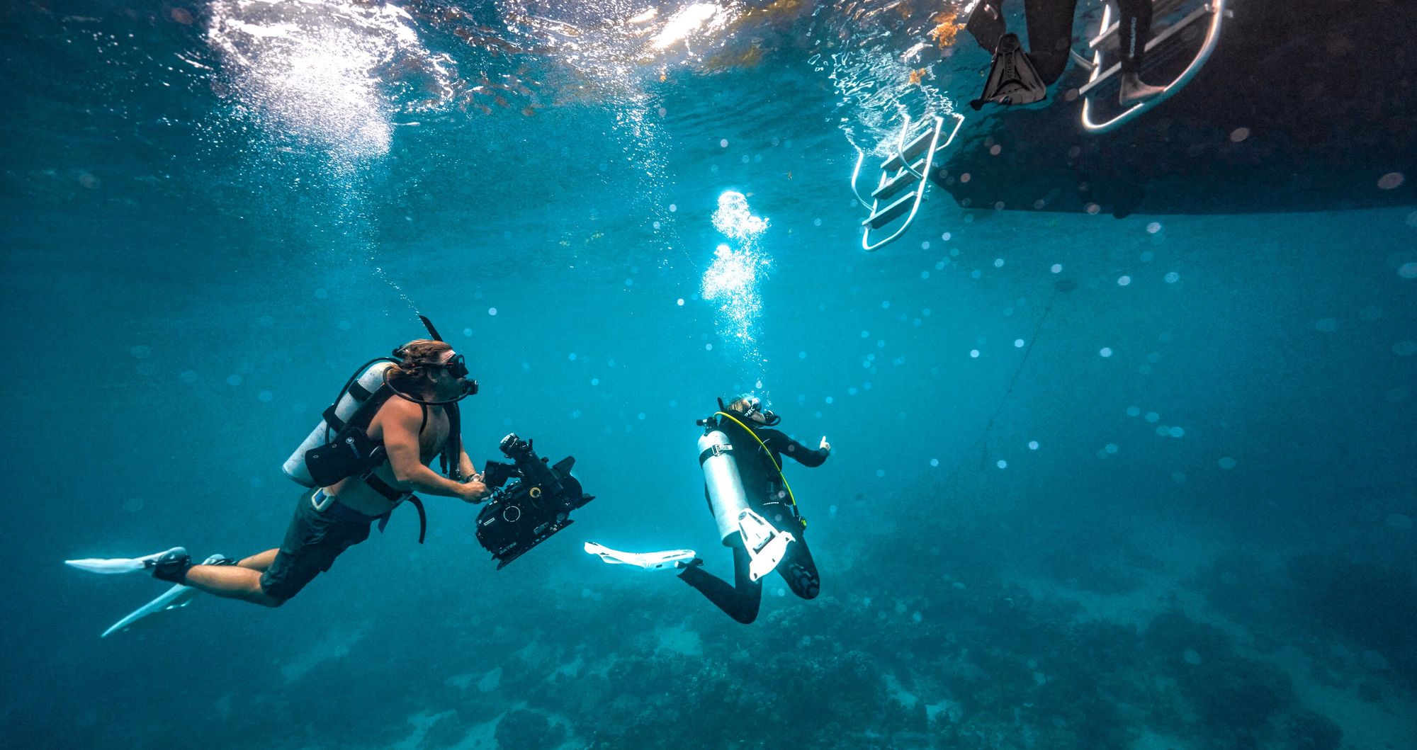 Web-Version-Caribbean-Scuba-PADI-Diver-Acending-Boat-Ladder-1