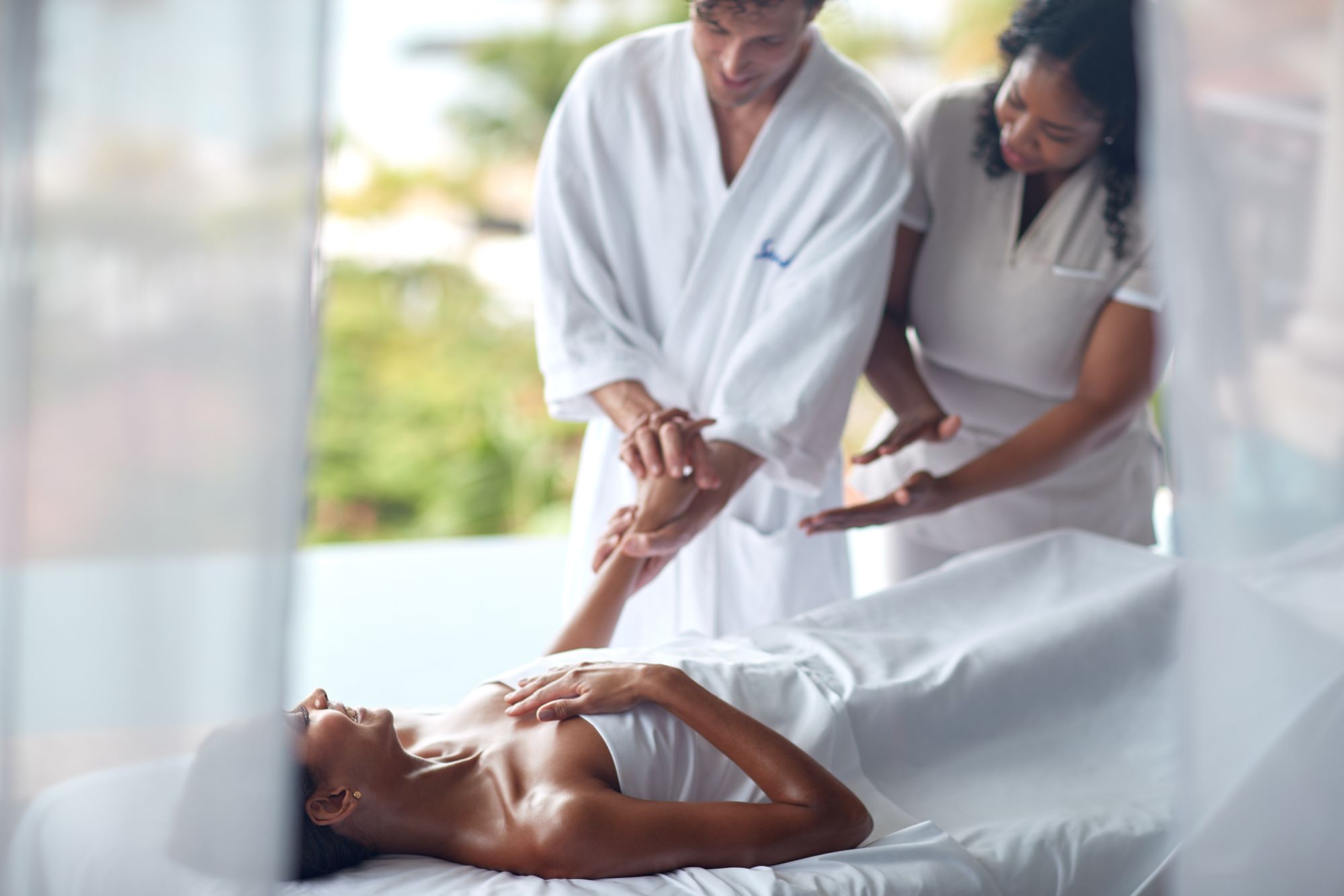 SLS-Lifestyle-RedLane-Room-Massage